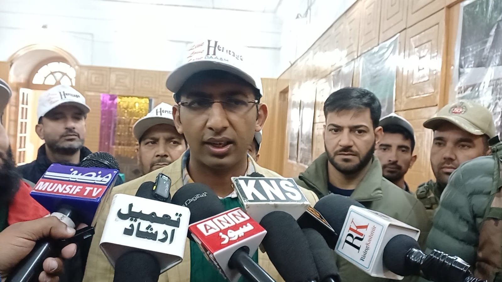 کشمیر میں جاری خراب موسمی حالات کے پیش نظر پوری انتظامیہ ہائی الرٹ /صوبائی کمشنر کشمیر