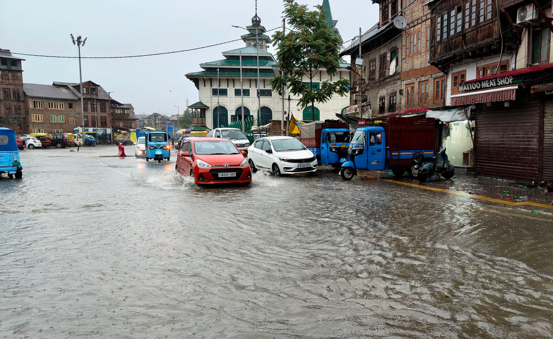 رات بھر کی موسلادھار بارش نے سرینگر کو زیر آب کردیا، کئی علاقے زیر آب