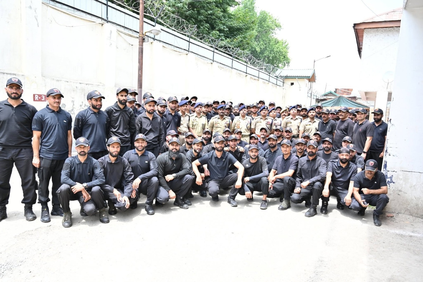 پولیس سربراہ کا سرینگر کے کارگو کمپلیکس کا دورہ،اہلکاروں اور افسران سے ملاقات کی